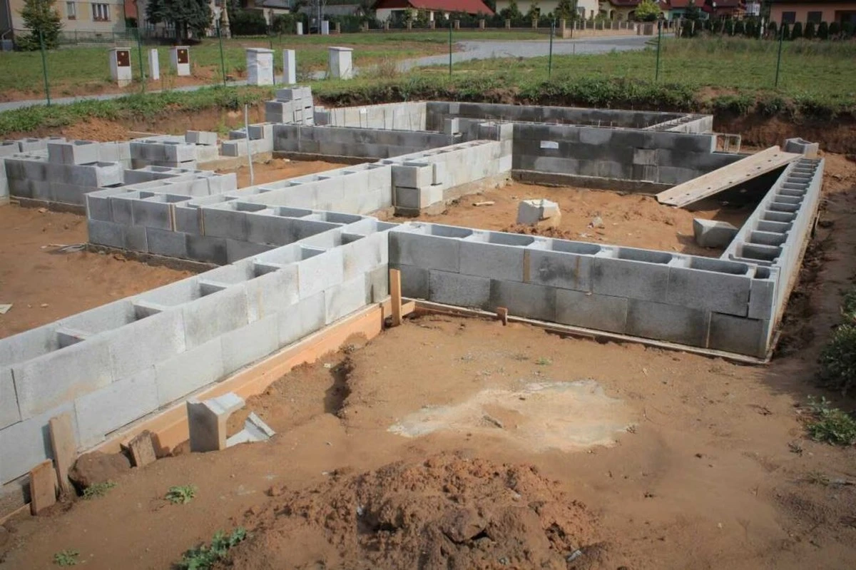 jednachybavzakl-extra-1.webp Jedna chyba v základech. Váš dům nevydrží déle než 5 let, pokud jste to při stavbě opomněli. - image 1