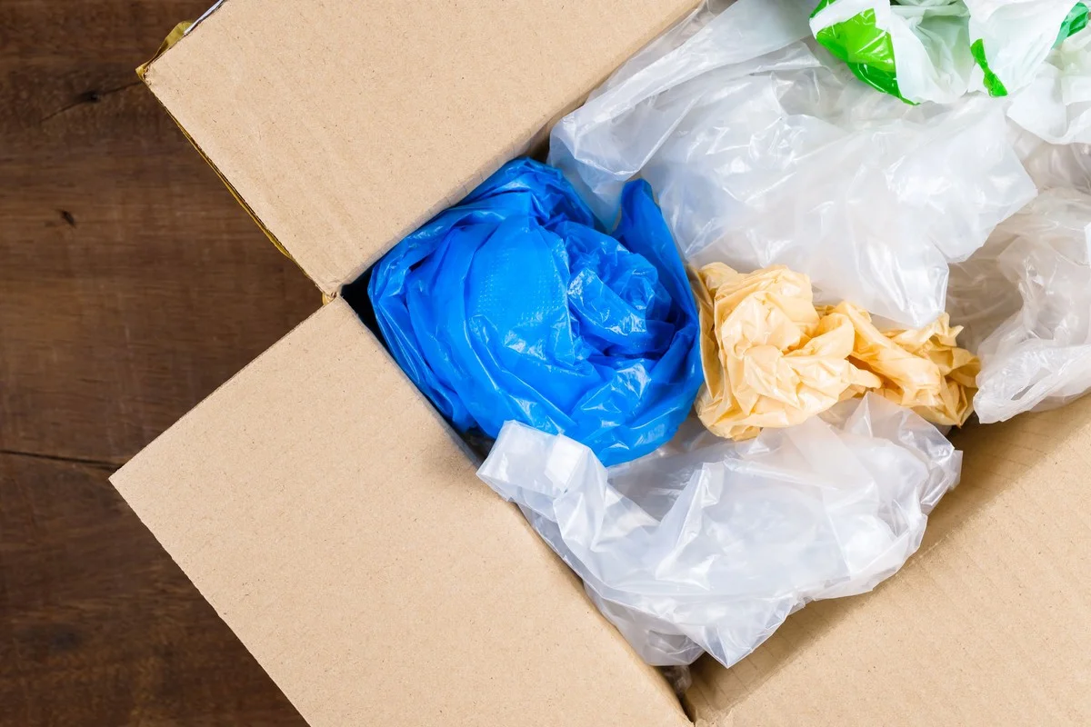 5 chytrých způsobů, jak skladovat plastové tašky, které skutečně znovu využijete