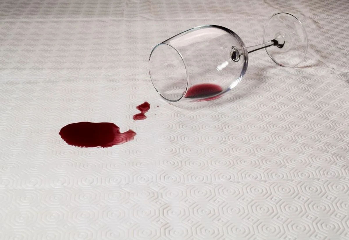 Jediná drobnost pod talířem: Jak mi to každý rok zachrání ubrus i náladu před katastrofou - image 2