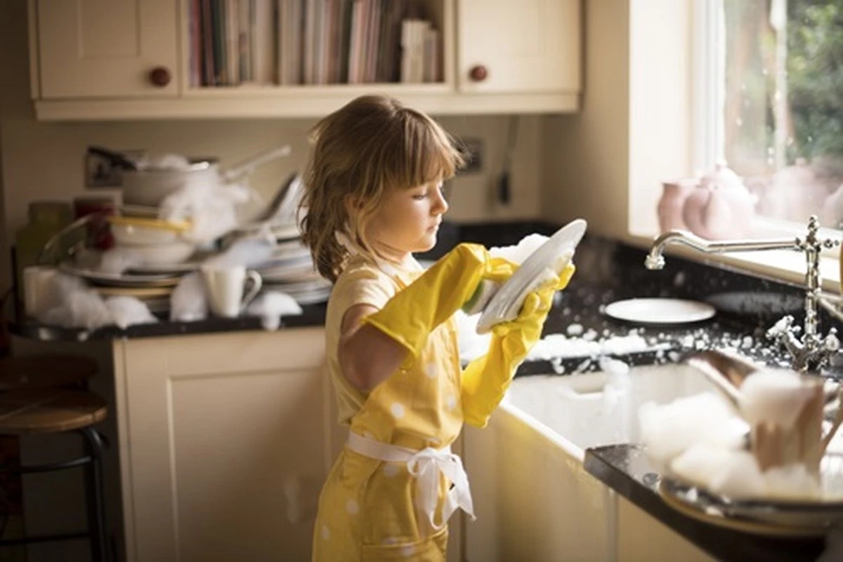 Jednoduše odstraníte i letitý připálený nádobí: Starý trik babiček, co funguje lépe než drsné chemikálie - image 2