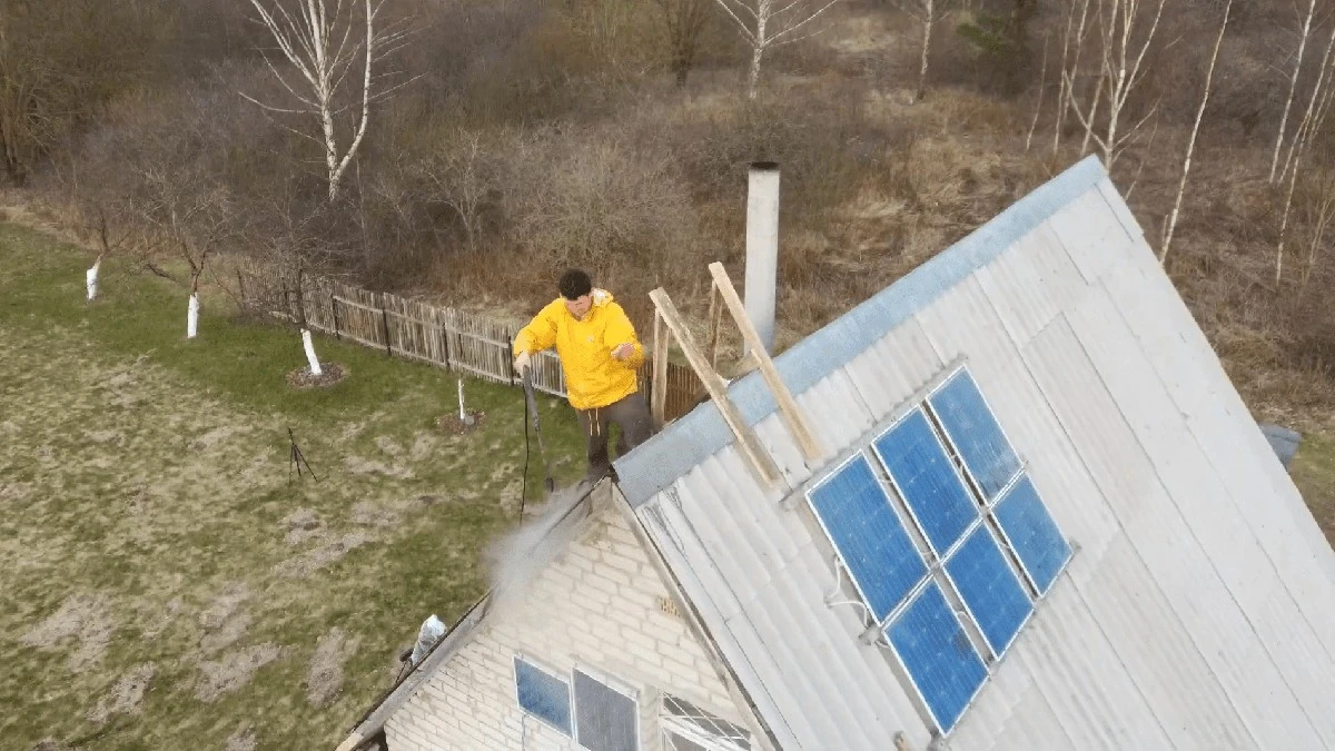 Dědečkův trik na střechu: Jak vyčistit břidlicovou krytinu sám, i s levným tlakovým mytím