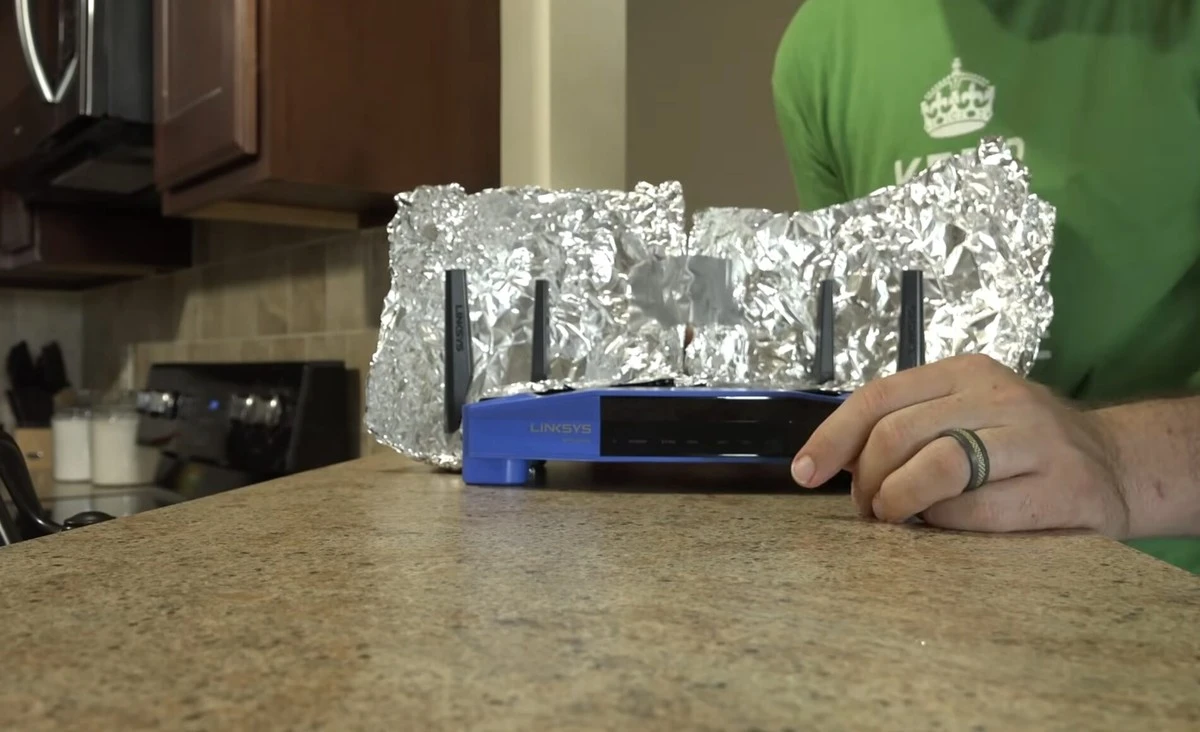 Signál Wi-Fi v daleké místnosti mizerný? Stačí kousek alobalu a karta.