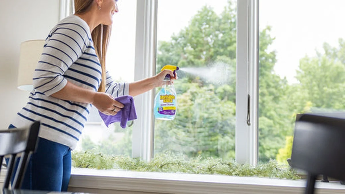 Pryč s nálepkami: 5 geniálních triků, jak odstranit lepivé zbytky ze skla jen s tím, co máte doma - image 2