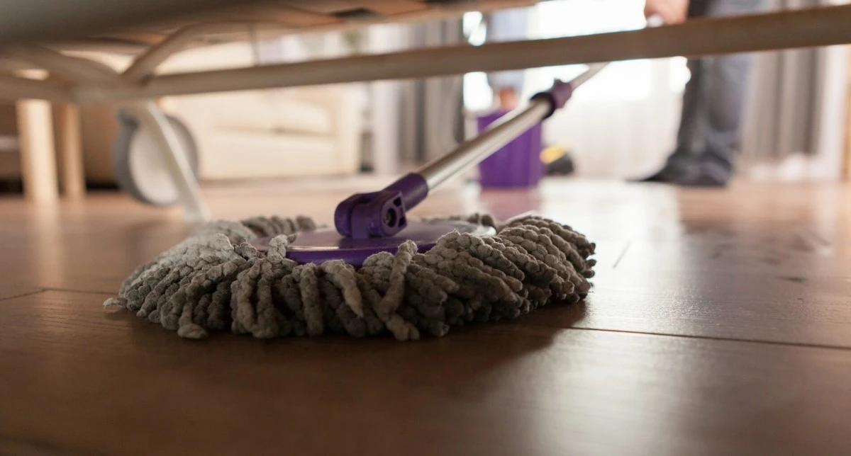 Proč moje máma vždy přidává kapku aviváže do úklidu podlahy: Prach se pak drží dny!