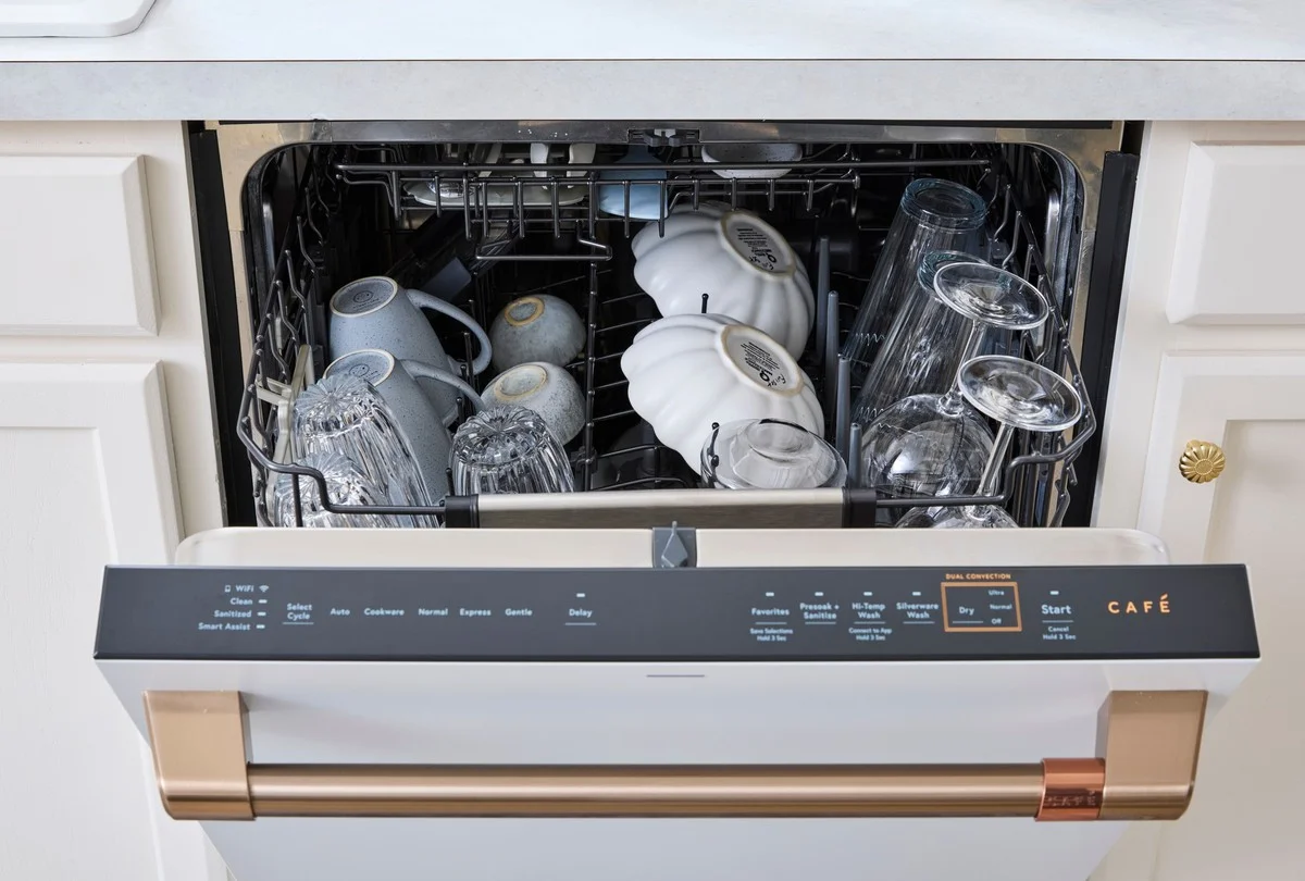 Proč zkušení mistři v úklidu dávají doplňky z koupelny do myčky: 10 věcí, které myjete špatně