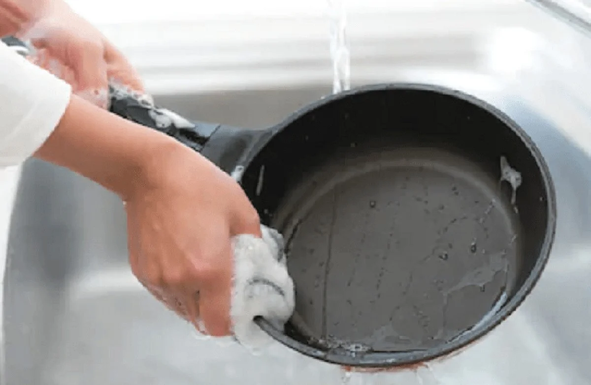 Proč zkušené kuchařky dávají do směsi na čištění pánví hořčičný prášek a ocet - image 1