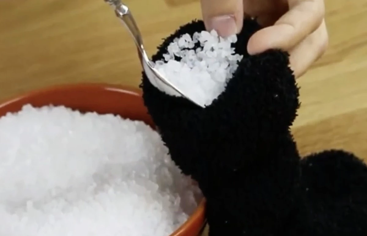 Jedna ponožka a hrst soli: Babiččin trik na suchá okna bez kondenzace