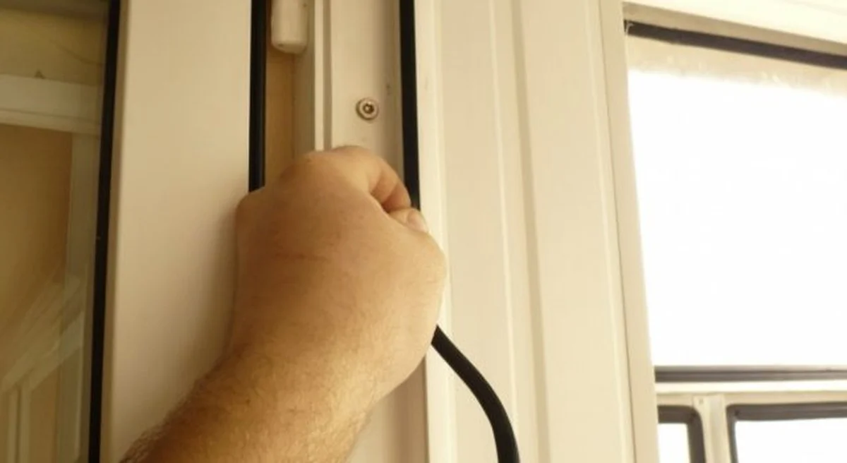 Neodpad, ale záchrana před průvanem: přilepeno za 5 minut – a okna jsou 1000x těsnější než nová - image 1