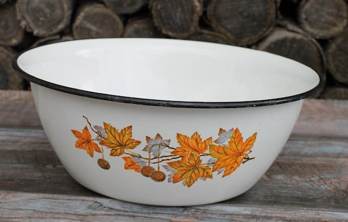 nedizainerskiit-extra-1.webp Не дизайнерський трюк: 1 причина, чому на радянському посуді робили чорний обідок зверху - image 1