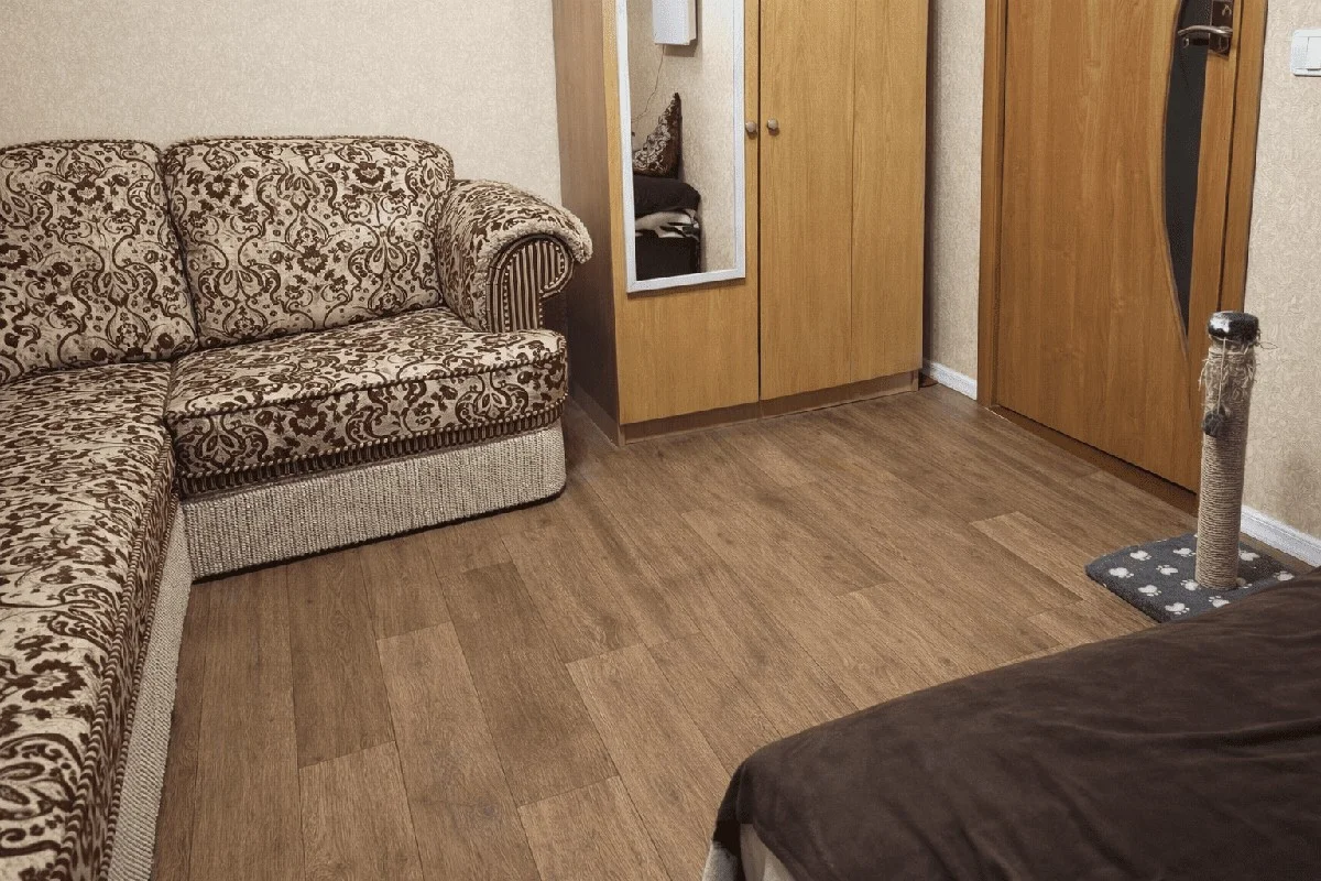 Jak se zbavit studené podlahy bez koberců: 2 geniální triky za 15 minut