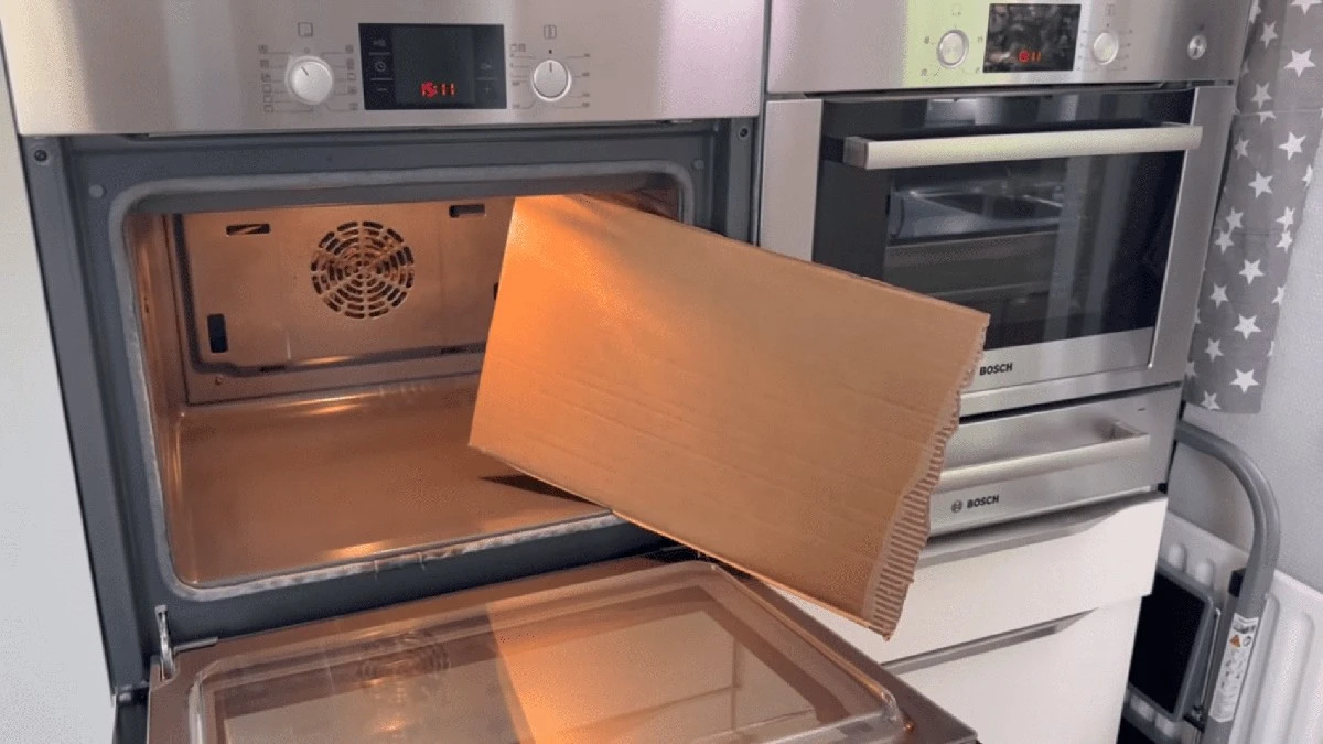 Jak vyčistit těžko dostupná místa v troubě: Jednoduchý trik s kartonem