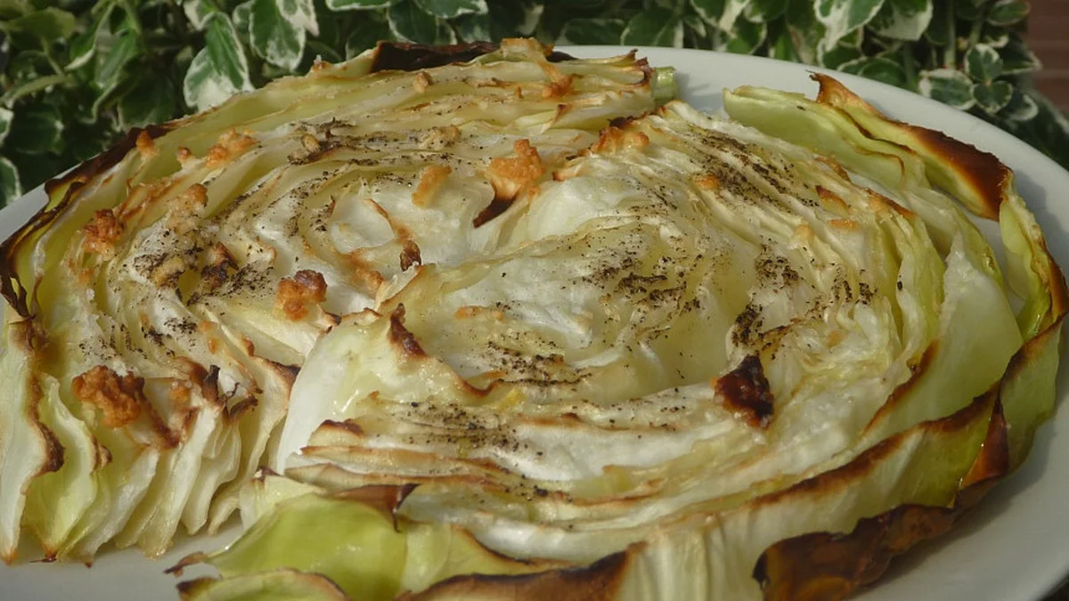 Na co se dívají zkušení zelináři? Detail na slupce, který prozradí hořkou versus křupavou hlávku zelí - image 1