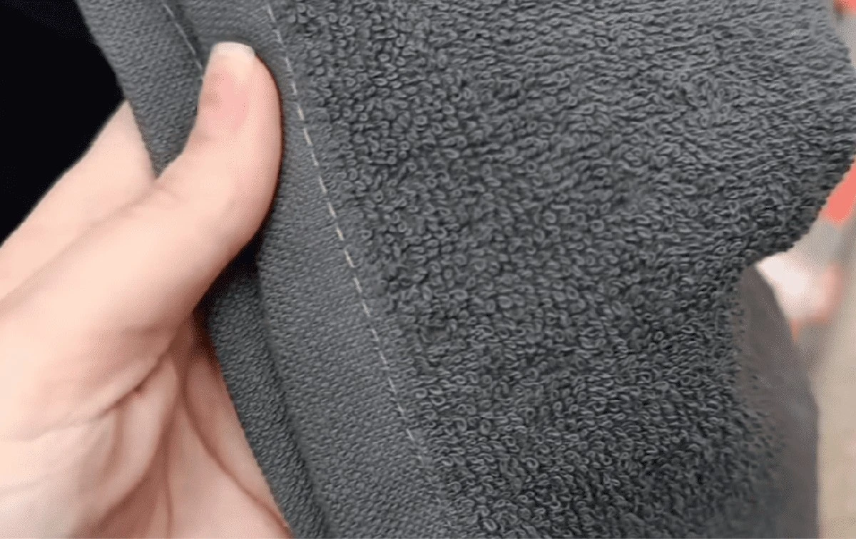 Jedna lahev z kuchyňské linky oživí vaše ručníky: Jak získat zpět jejich nadýchanost