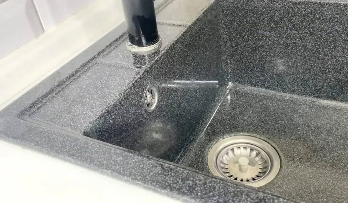 Jak se zbavit vodního kamene a skvrn v koupelně: Čím překvapila obyčejná Cola