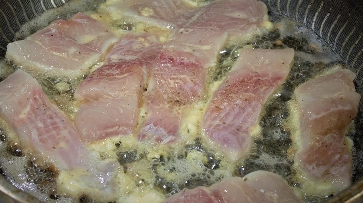 Proč se rybí filet nerozpadne, když na pánev přidáte špetku soli: Trik profi kuchařů