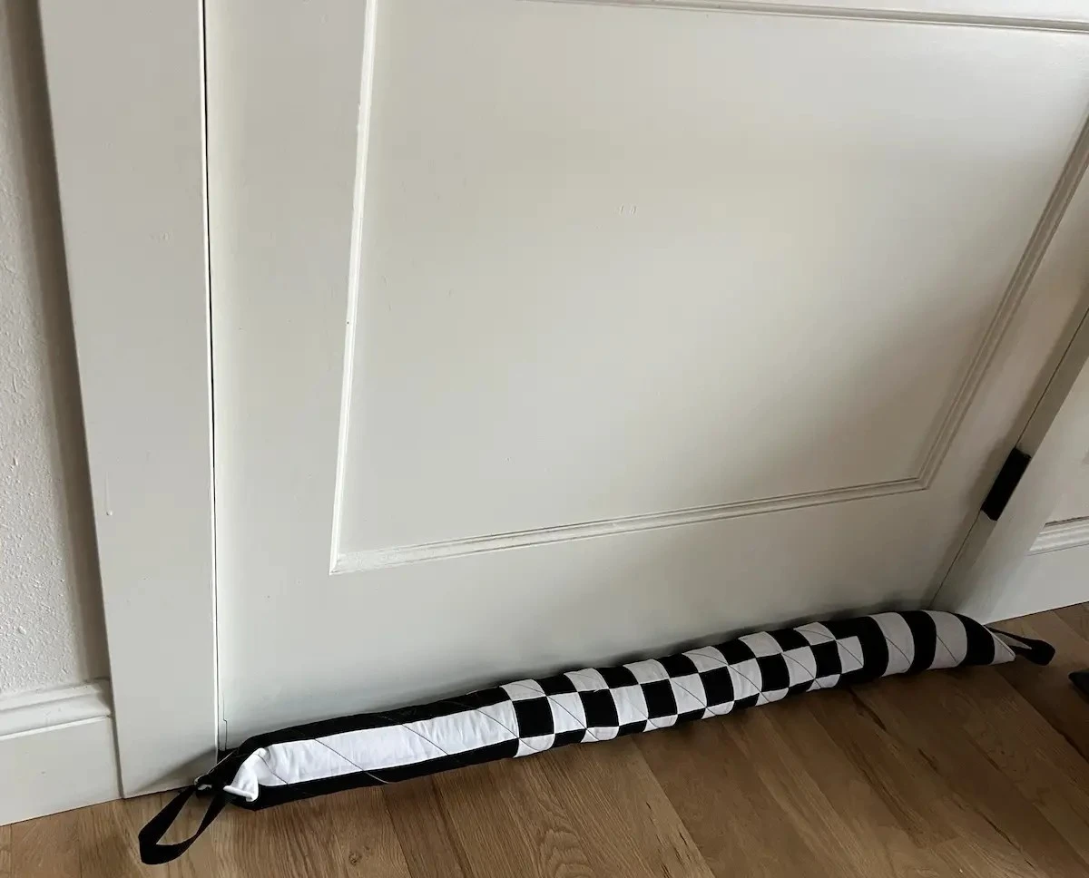 Proti mrazu a průvanu: 1 role papírových utěrek pod dveře vám ušetří balík za topení - image 2