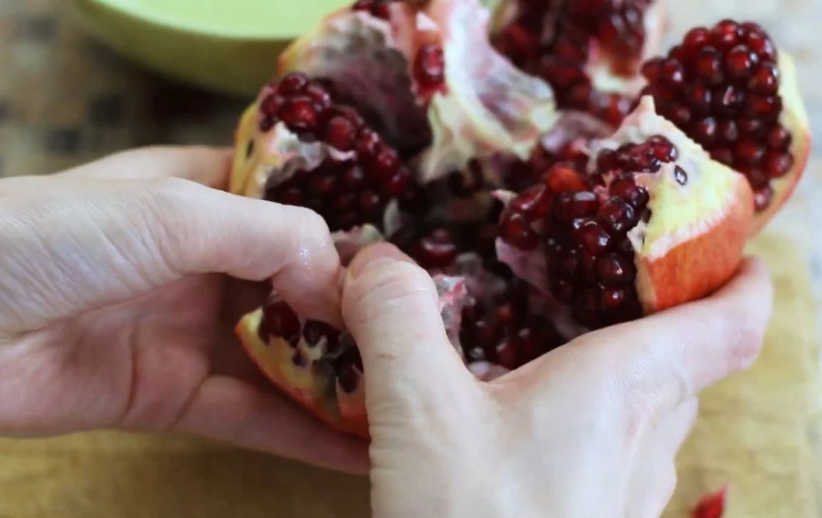 Proč zkušení kuchaři dělají na granátovém jablku čtyři zářezy: Zrnka vysypou za 30 sekund bez jediné kapky