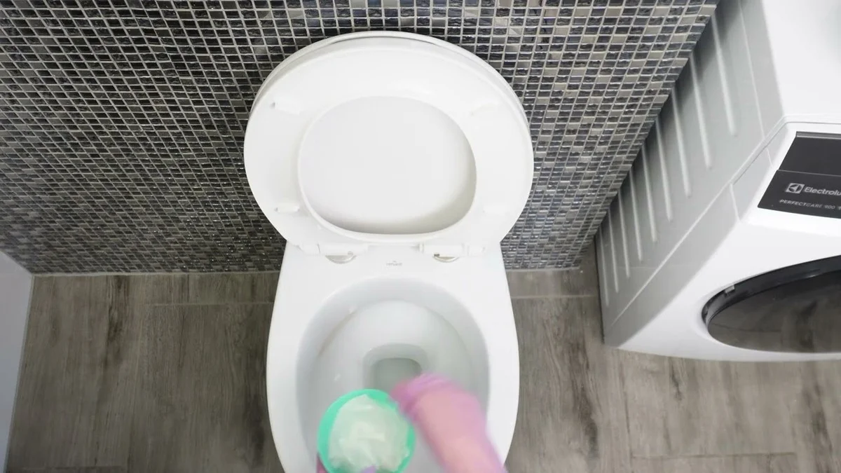 Tento trik premení vašu toaletu za 30 minút: 2 tabletky a zmizne hrdza aj vodný kameň - image 1