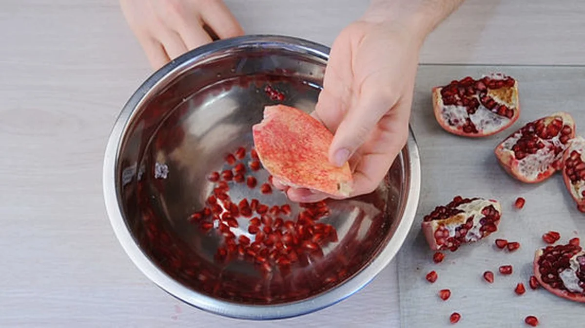 Proč zkušení kuchaři dělají na granátovém jablku čtyři zářezy: Zrnka vysypou za 30 sekund bez jediné kapky - image 1