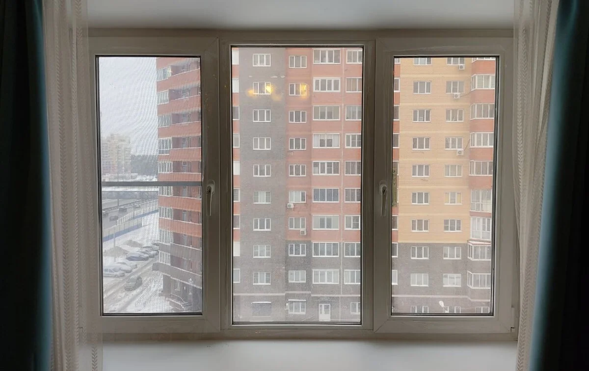 Proč zkušení Češi dávají na parapet dvě staré vlněné svetry. Výsledek uvidíte na lednové faktuře za topení.