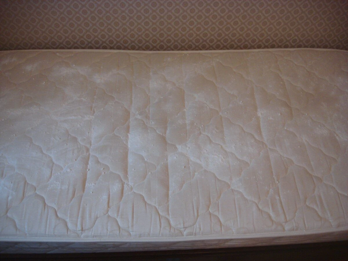 Jedna věc s žehličkou vyčistí matrace do bělosti – zapomeňte na skvrny po nájemnících