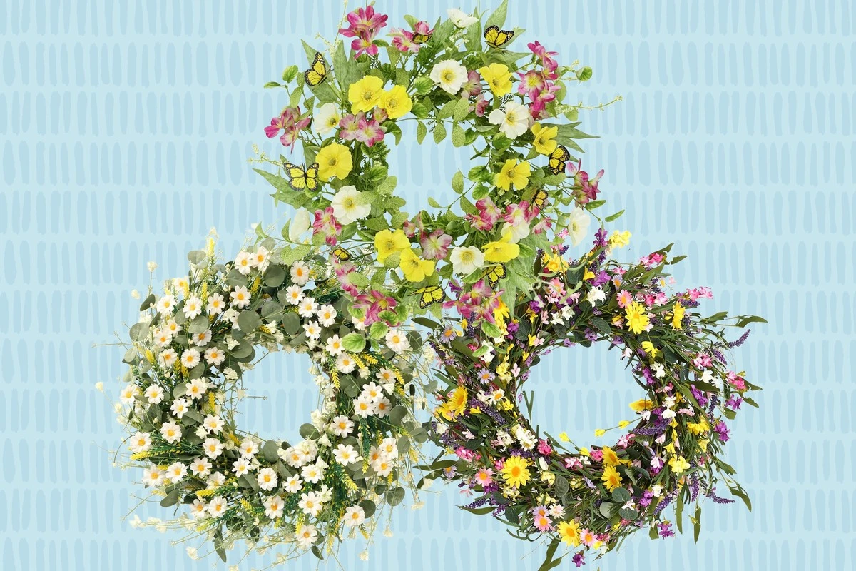 Vyzbrojte svůj domov jarní atmosférou: Nejkrásnější věnce z Amazonu do 1200 Kč