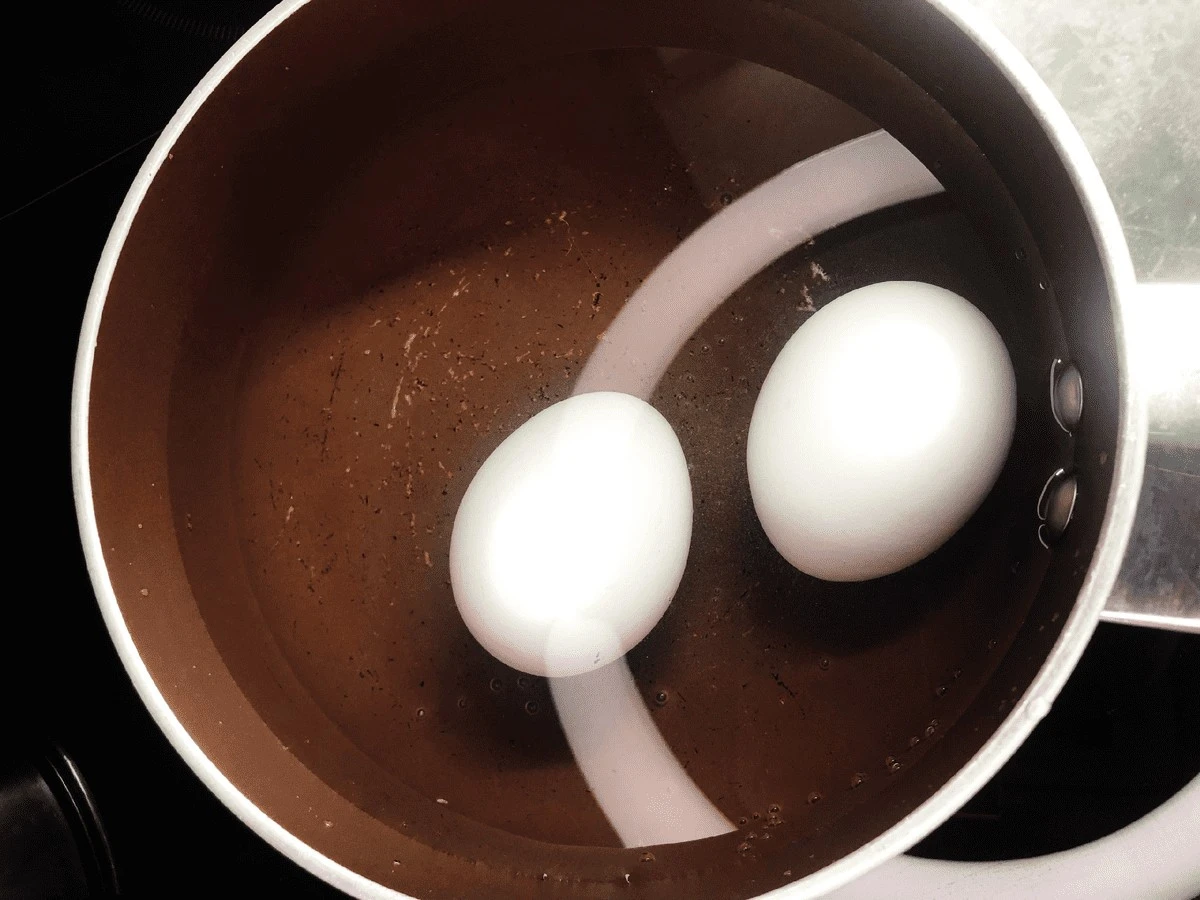 Proč už nikdy nelít vejce po vaření studenou vodou: Nečekaný detail