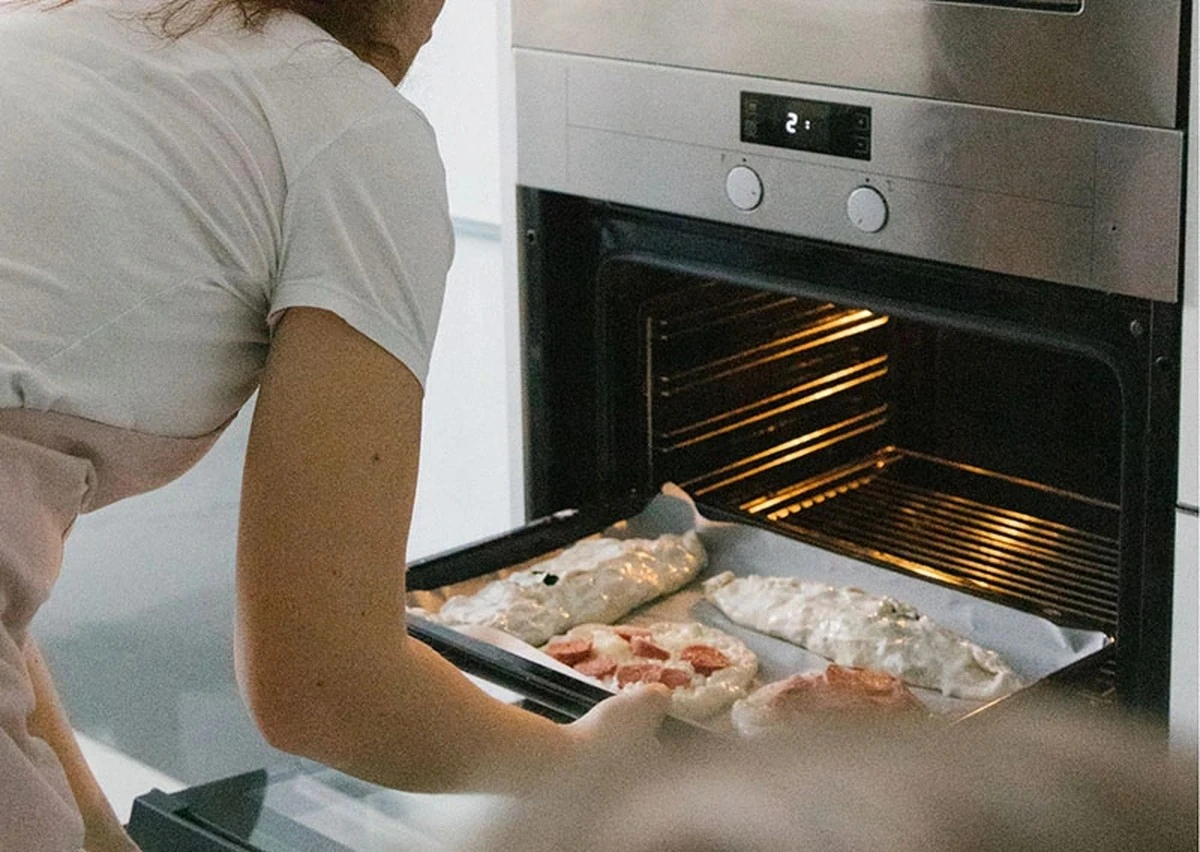 tajemstvicistet-extra-2.webp Tajemství čisté trouby: 2 lžíce na pekáč a správa z páry změní vše - image 2