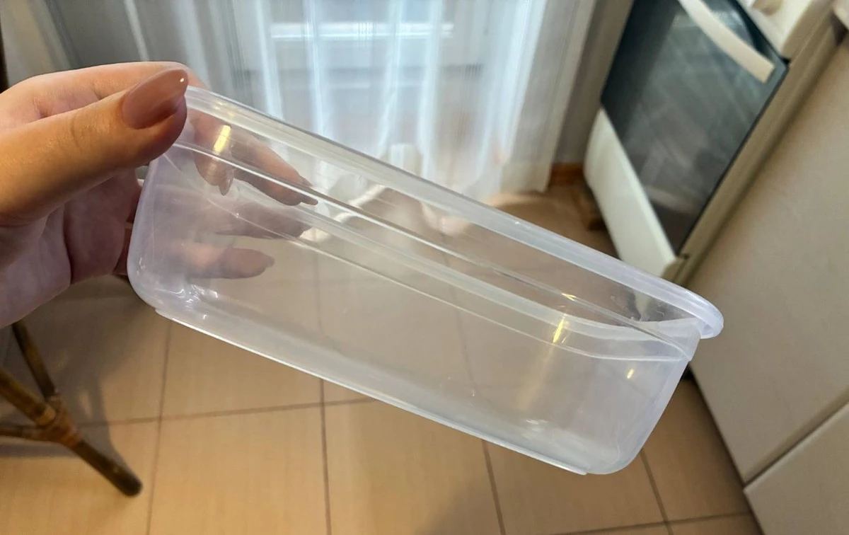 Plastový obal z  "Avropy" už není jen na jídlo: Geniální trik, který  vás zachrání u každé zásuvky