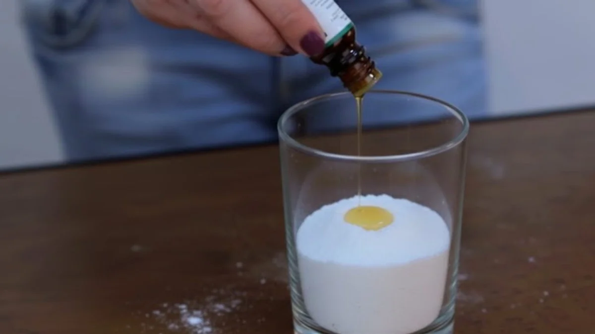 Proč se zkušené hostitelky vyhýbají sprejům a dávají do rohu místnosti sklenici s tajnou směsí