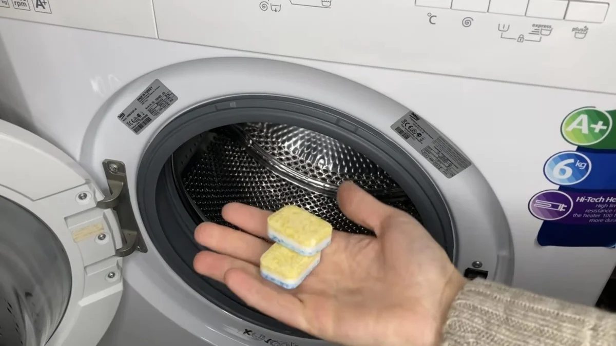 Proč stačí dát jednu tabletu do prázdné pračky a zápach zmizí navždy