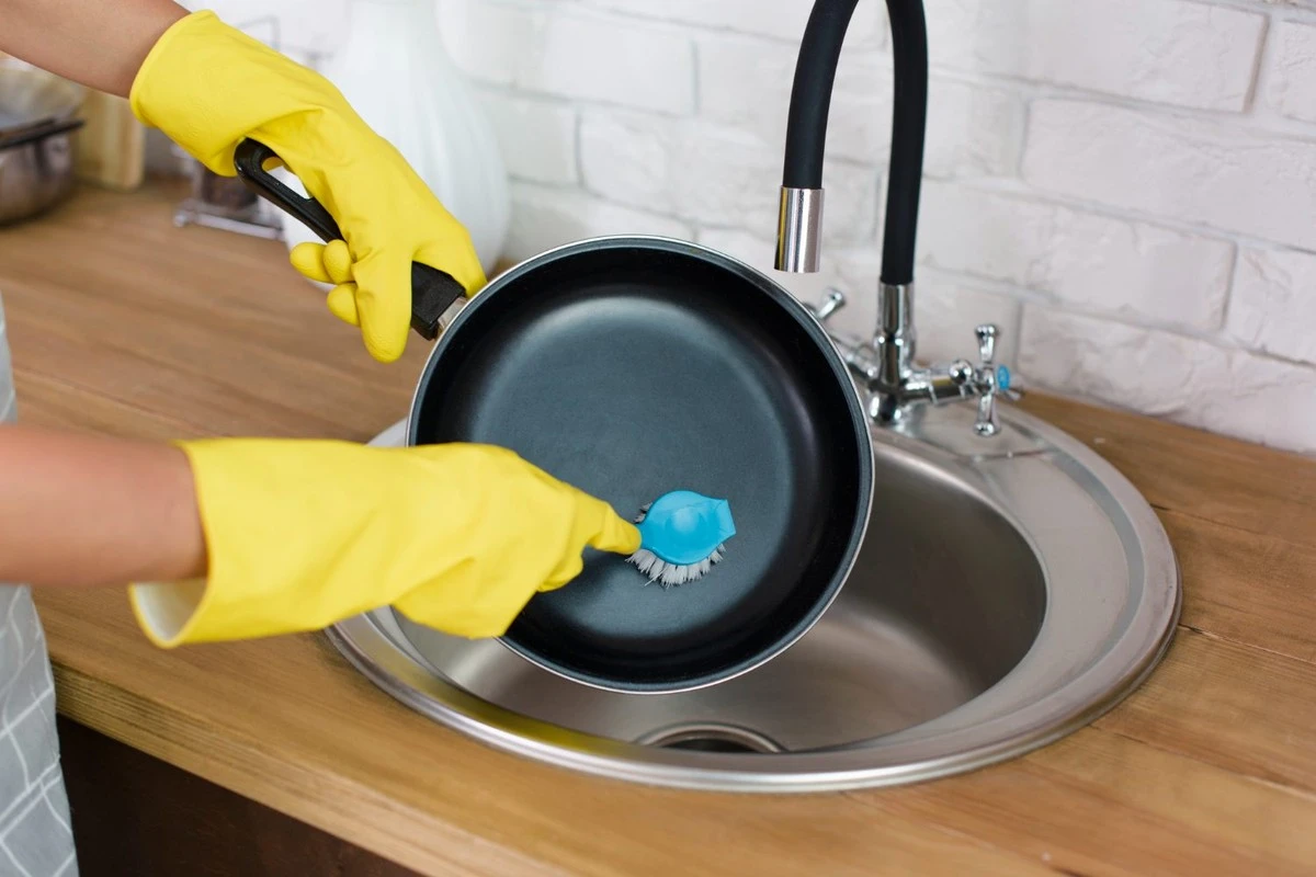 Не вірте, що ваша найчорніша сковорідка безнадійна: як повернути їй дзеркальний блиск за кілька хвилин