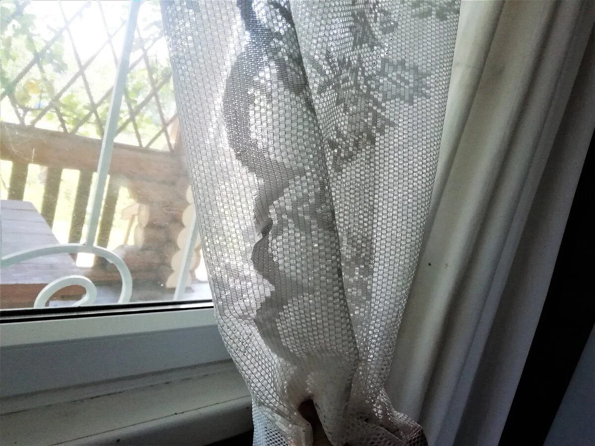 Proč zkušení hostitelé namáčejí záclony do soli: Žloutnutí je pryč za jedinou noc