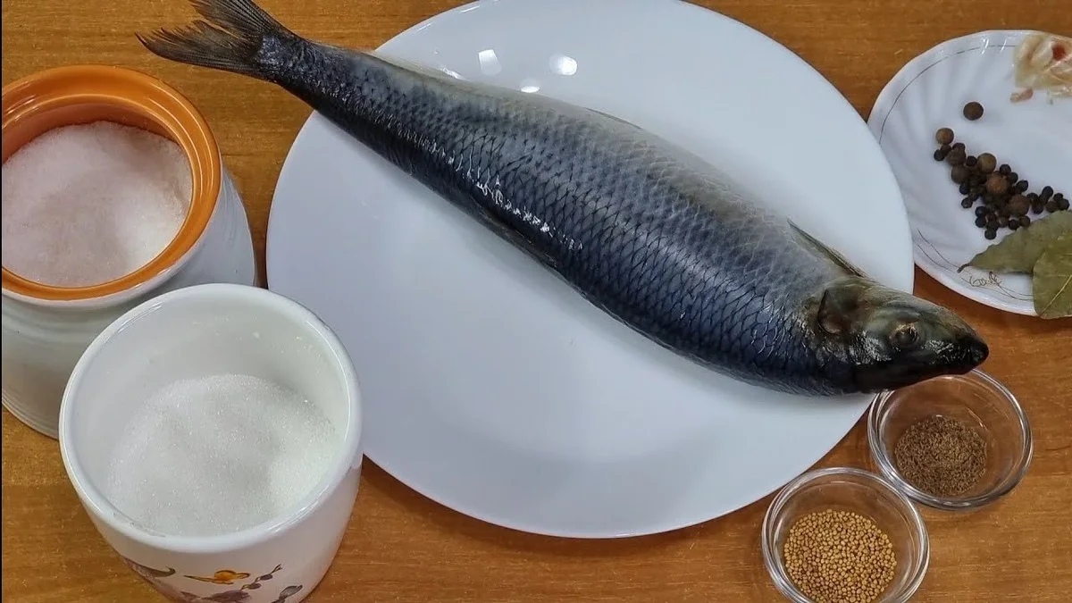 Proč zkušení kuchaři stahují páteř ze sledě jediným pohybem prstu: Trik, jak mít hotovo za minutu