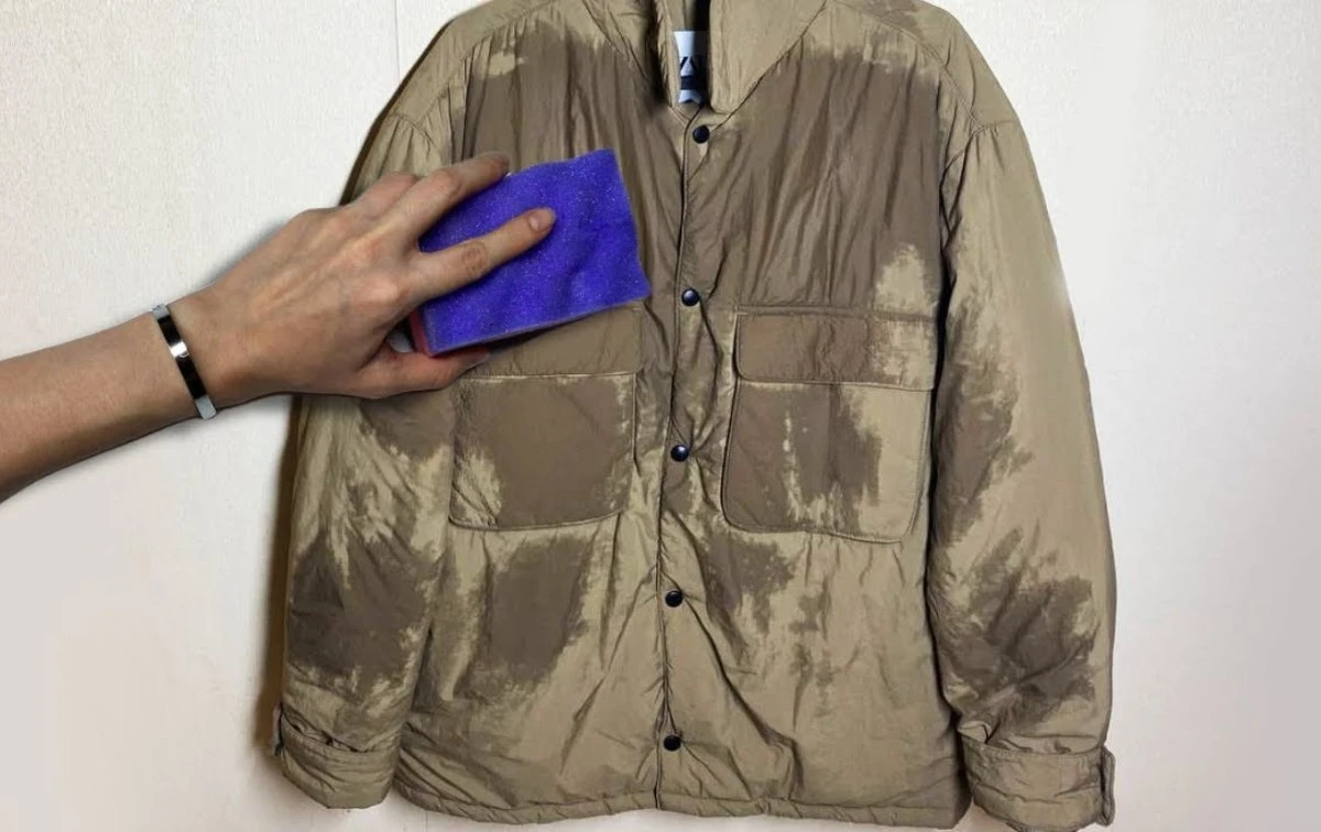 Pro zimní bundu už žádné žmolky: 5 kapek na vatovém tamponku a špína zmizí