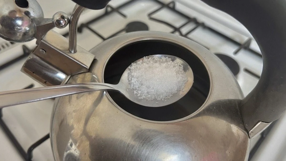 Babičkyn trik s „sypkým zlatem“: Nastavte rychlovarnou konvici do lesku za pár korun