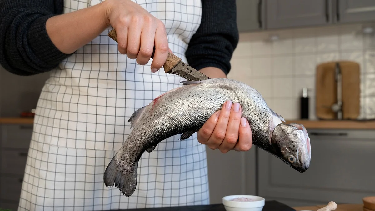 sousedenevedico-extra-1.webp Sousedé nevědí, co smažím: Dva triky, jak připravit voňavé ryby bez týdenního zápachu v bytě - image 1