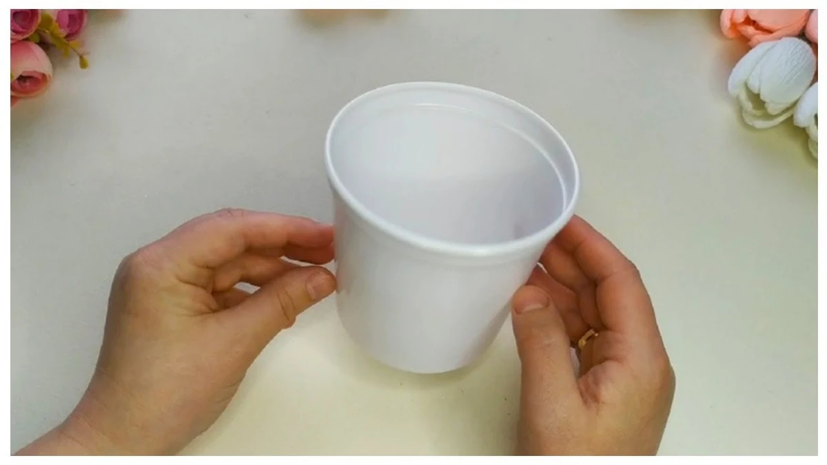 Zbytečné kelímky proměníte ve stylovou vázu za pár minut