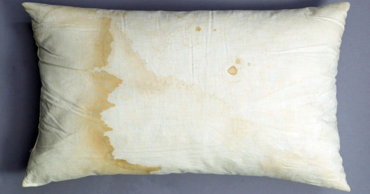 Jak vyčistit zažloutlé polštáře bez praní: Obnovte svěžest za hodinu - image 1