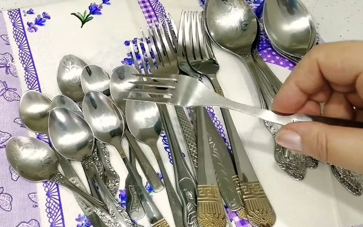 Jedna lžíce jedlé sody a alobal promění vaše příbory: odhalení, které vás překvapí