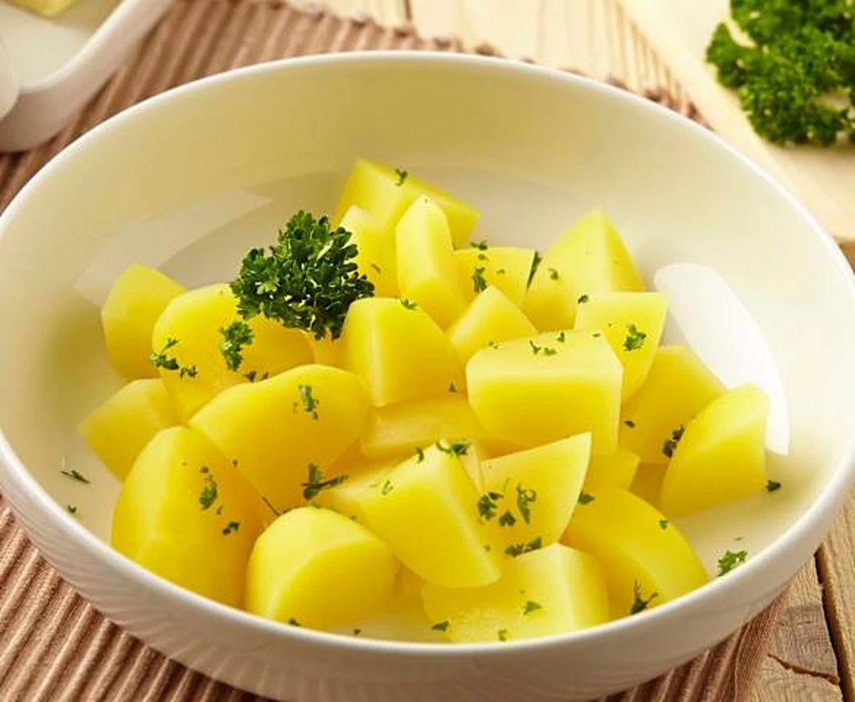 Proč vaše brambory ztmavnou po oloupání: Jedno trik s mlékem to napraví - image 1