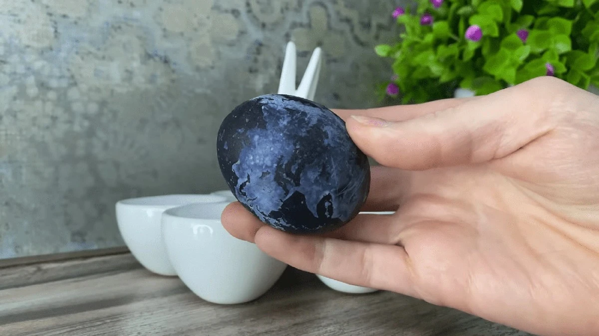 Unikátní velikonoční vajíčka: Už žádná cibule, zkuste tohle z čajové skříňky!