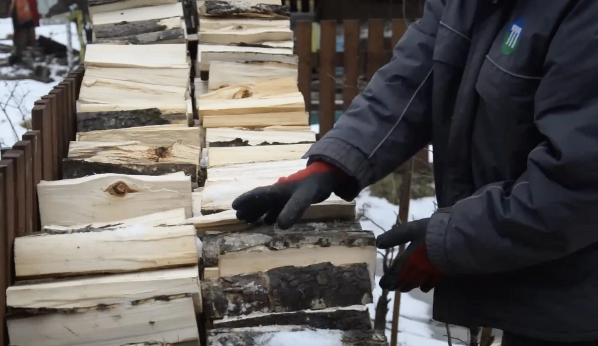 Už žádné trápení se syrovým dřevem: Dědečkův trik na rozdělání ohně, který šetří nervy i peníze