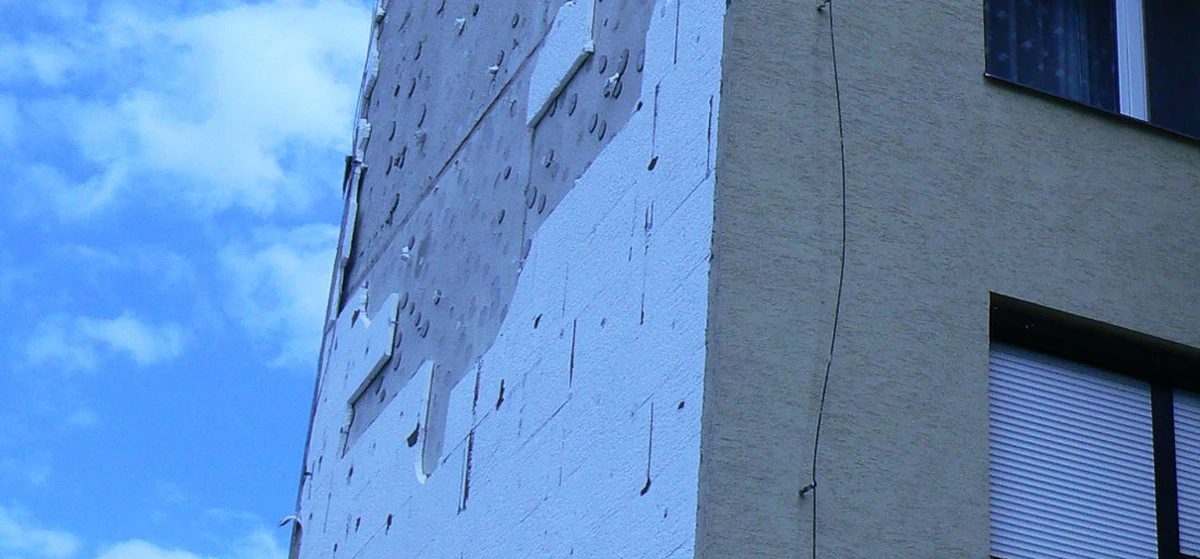 starekobercenas-extra-1.webp Staré koberce na stěnách: Lidový trik pro zateplení paneláku bez elektřiny - image 1