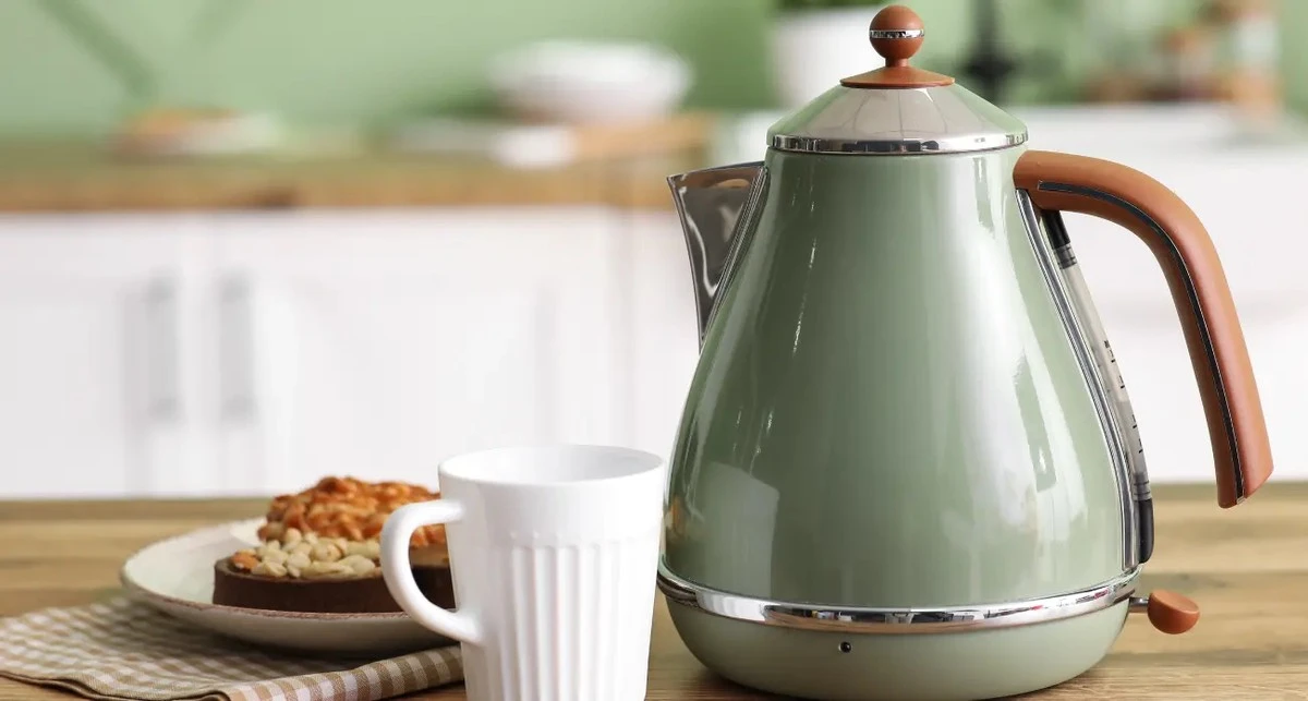 Babičkyn trik s „sypkým zlatem“: Nastavte rychlovarnou konvici do lesku za pár korun - image 1