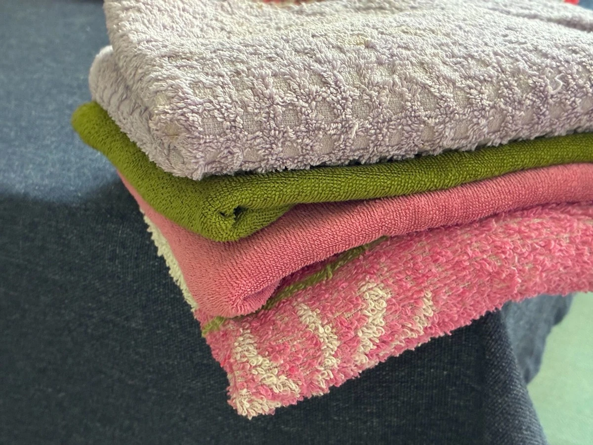 Замість хімічного чищення: замочіть рушники на ніч і дивіться, як вони знову стають білими