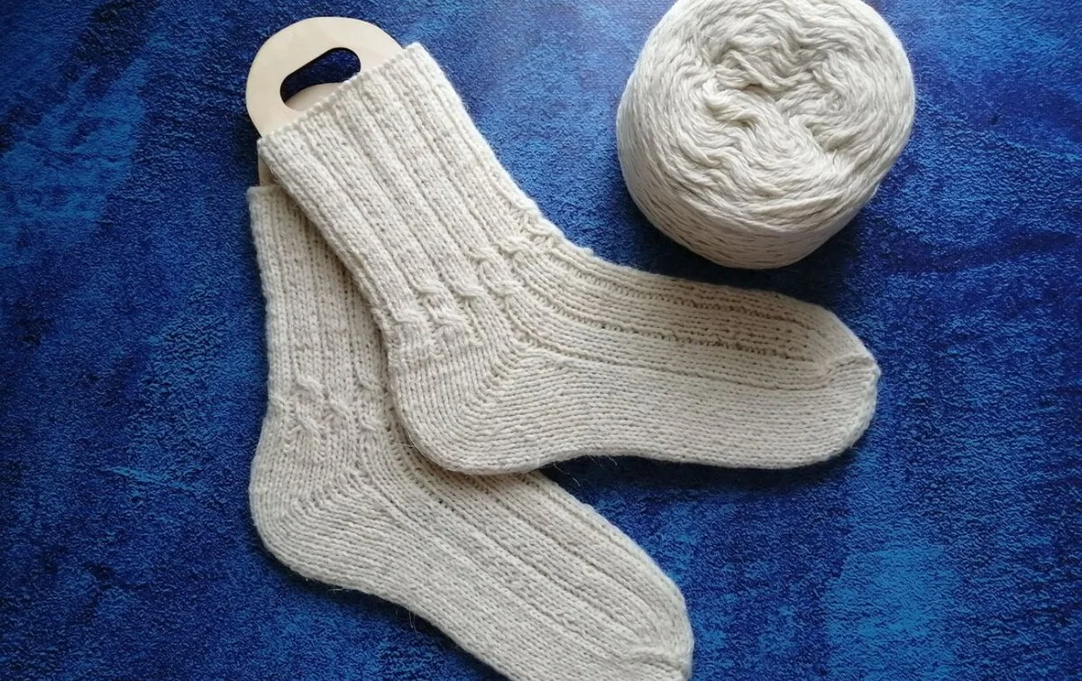 Proč zkušení cestovatelé natírají paty ponožek svíčkou: Jediný trik prodlouží životnost až na 2 roky