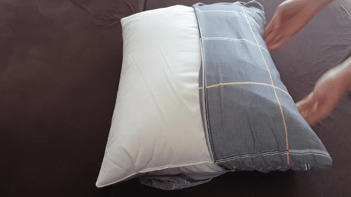 Dva pohyby, jak srovnat povlak 50x70 na menší polštář. Ložní prádlo jako z katalogu.
