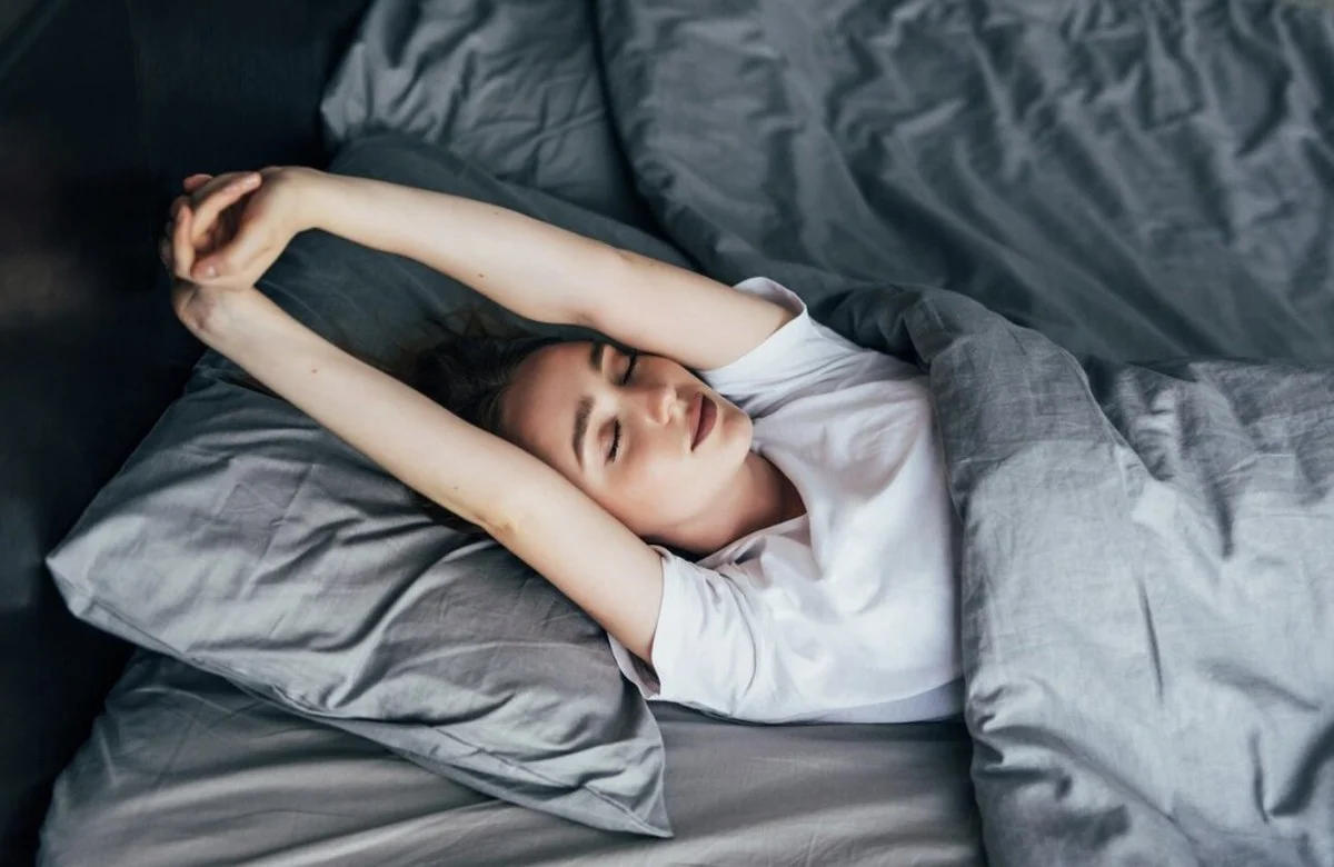 Proč zkušení lidé dávají pod peřinu lahev s vodou: Způsob, jak mít nohy v teple až do rána