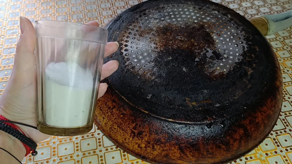 Proč zkušení kuchaři vždy potřou vnější část pánve hořčicí: Domácí trik, který nahradí myčku